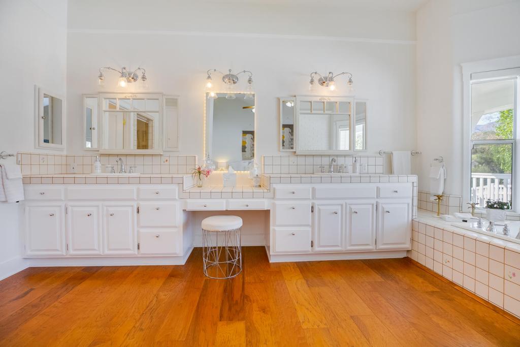 Main House Bedroom Bath